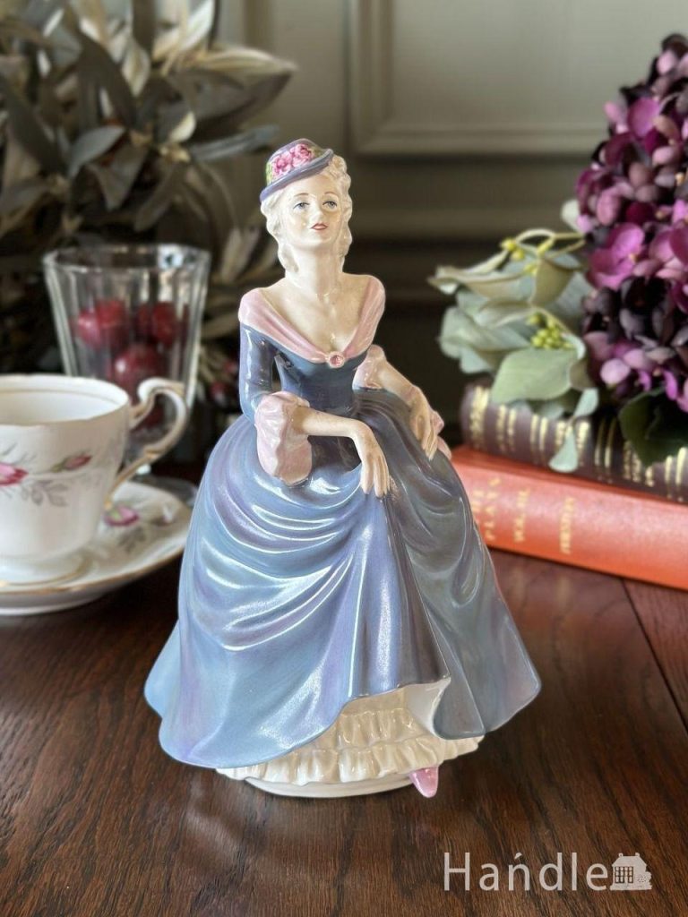 コールポート（Coalport）のフィギュリン、Ladies of fashionシリーズのレジーナ(Regina) 